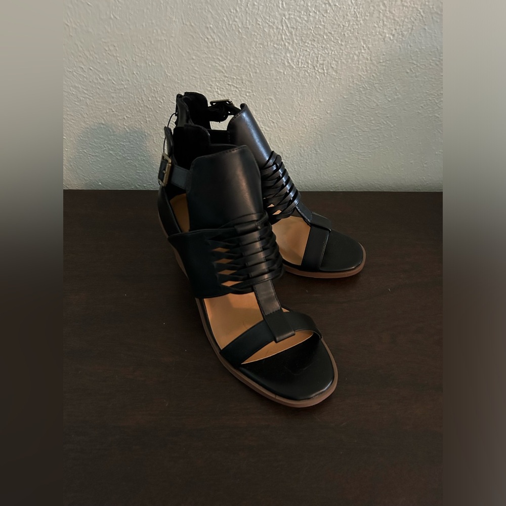Maurice’s sandals size 11